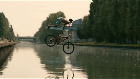 Alexis DIENNA, cascadeur - doublure cascade de Zouher Rahim. Film : La cité rose, réalisé par Julien ABRAHAM. Coordinateur cascade, chorégraphe de combat. Stunt coordinator, fight choreographer.