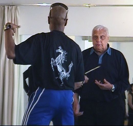 Leçon d'escrime du maître d'armes Robert HEDDLE-ROBOTH à Eddy PATTERSON : Atelier du Chemin à Paris, dirigé par Azize KABOUCHE. Alexis DIENNA - Coordinateur cascade, chorégraphe de combat. Stunt coordinator, fight choreographer.